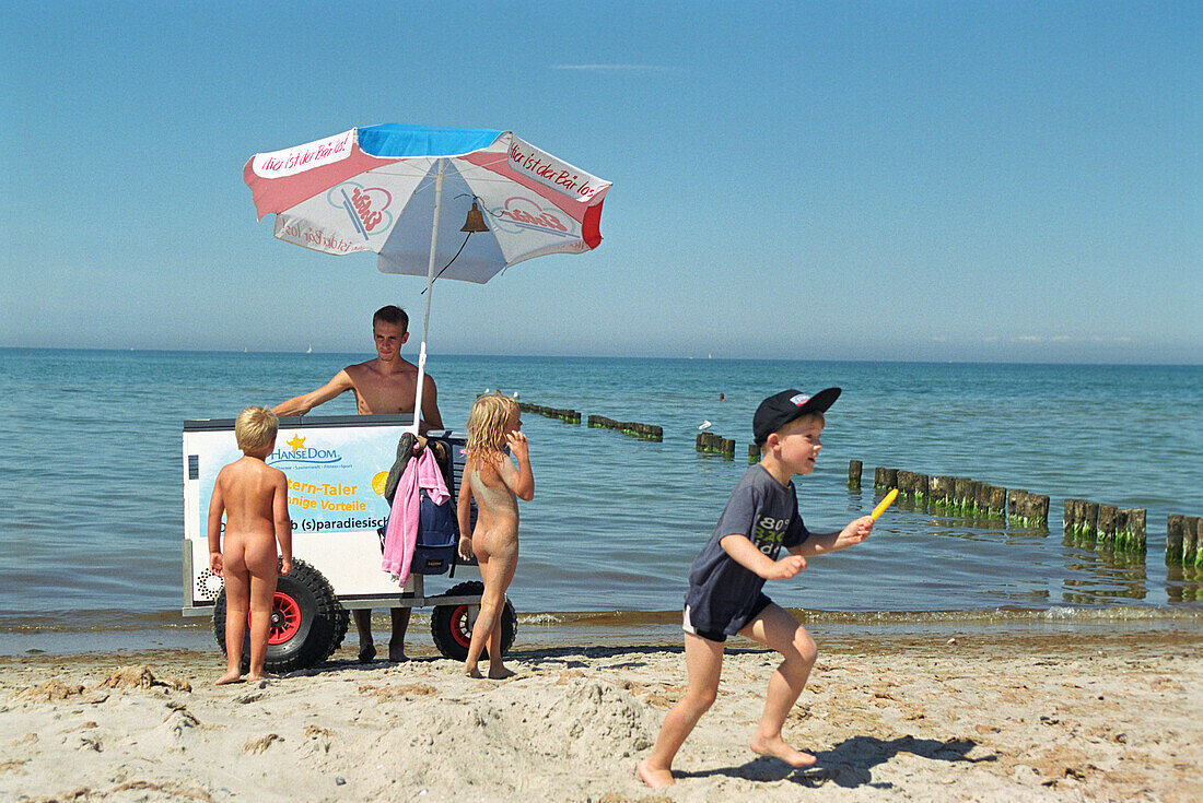 Eisverkäufer mit Kindern, Strand von Darß, Fischland-Darß-Zingst, Mecklenburg Vorpommern, Deutschland