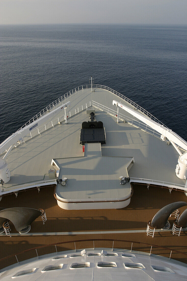 Queen Mary 2, Bow & silent Atlantic Ocean, Queen Mary 2, QM2 Bug bei ruhiger See auf dem Atlantik.