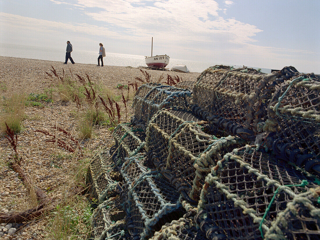 Zwei Leute spazieren am Strand, Pevensey Beach, Pevensey Bay, East Sussex, Suedengland, England, Grossbritannien