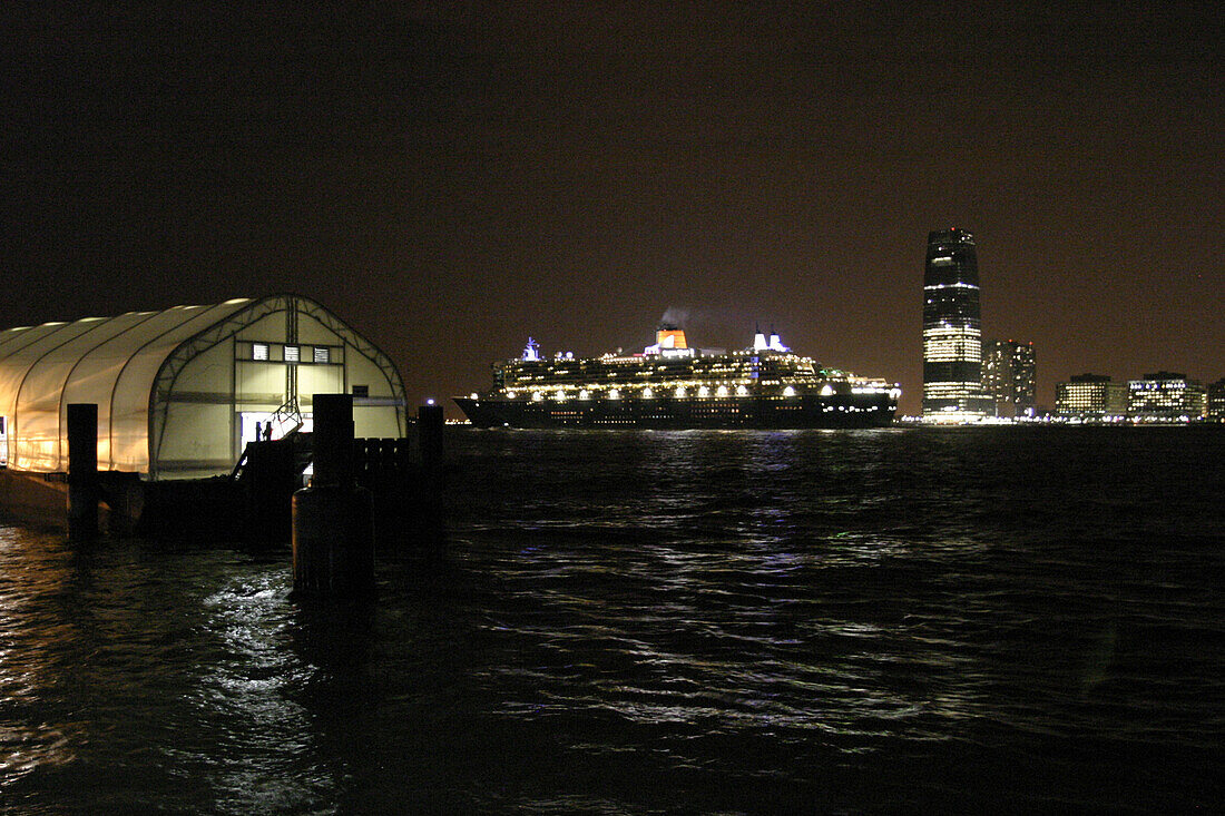 Queen Mary 2 leaving New York, Queen Mary 2, QM2 QM2 verlässt den New Yorker Hafen.Blick Über den Hudson River von Manhattan nach New Jersey, Colgate Building rechts vom Schiff.