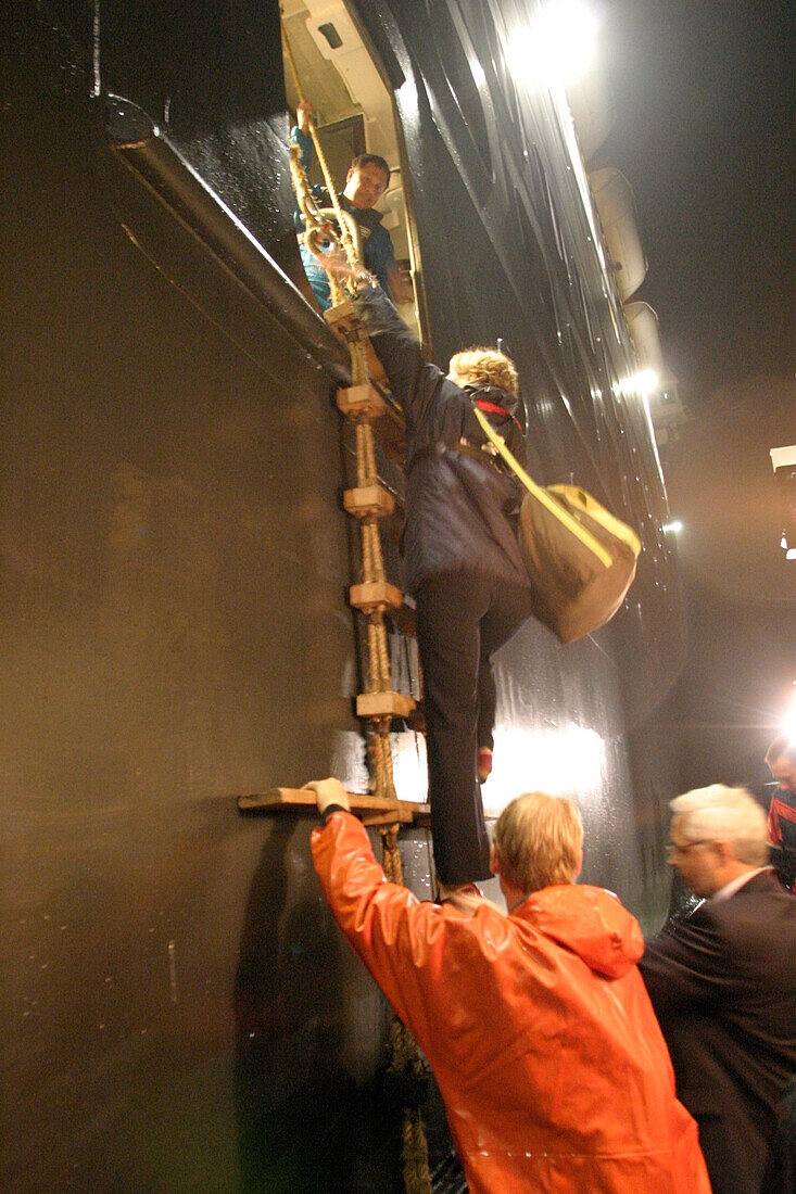Queen Mary 2, Passengers on a rope-ladder