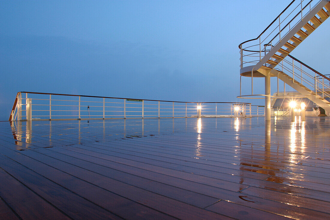 Queen Mary 2, Rainy evening on deck