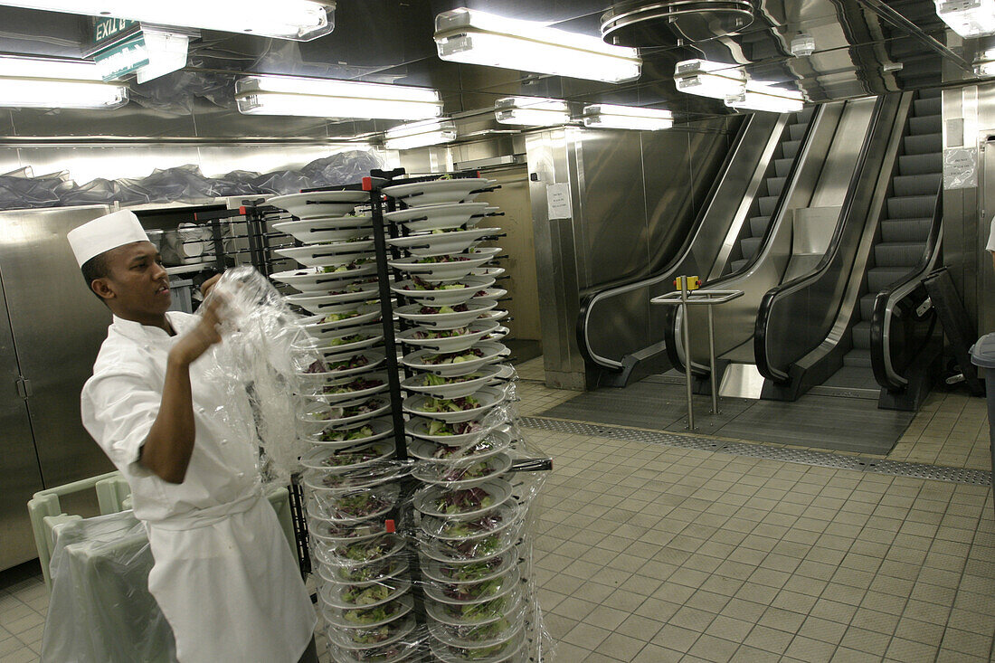 Queen Mary 2, Canteen kitchen organisation, Queen Mary 2, QM2 Von der Hauptkueche aus werden das Britannia Restaurant und andere Restaurants an Bord versorgt. Die Rolltreppen im Hintergrund fuehren auf Deck 03, den oberen Teil des Britannia Restaurants.