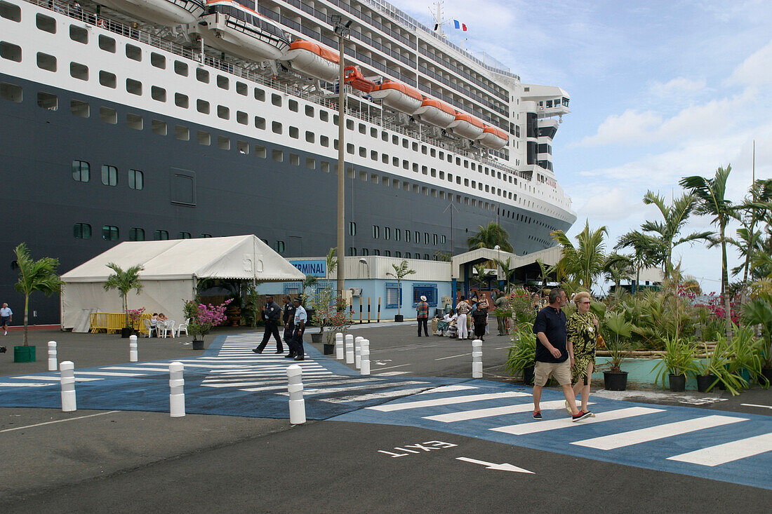 Queen Mary 2, Quay in Fort-de-France, Martinique, Queen Mary 2, QM2 Anleger fuer Kreuzfahrtschiffe im Hafen von Fort de France, Martinique Buch S. 159