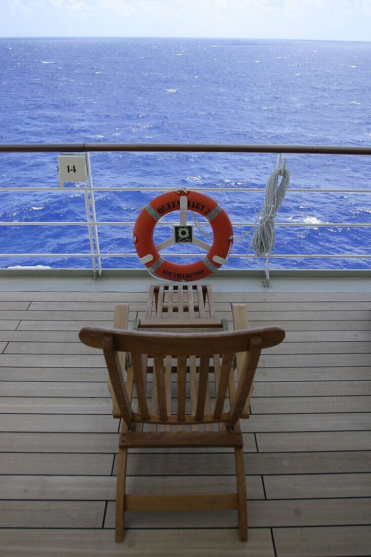 Queen Mary 2, Deck-chair & Life belt, Queen Mary 2, QM2 Deckchair und Rettungsring auf Deck 07. Buch S. 162
