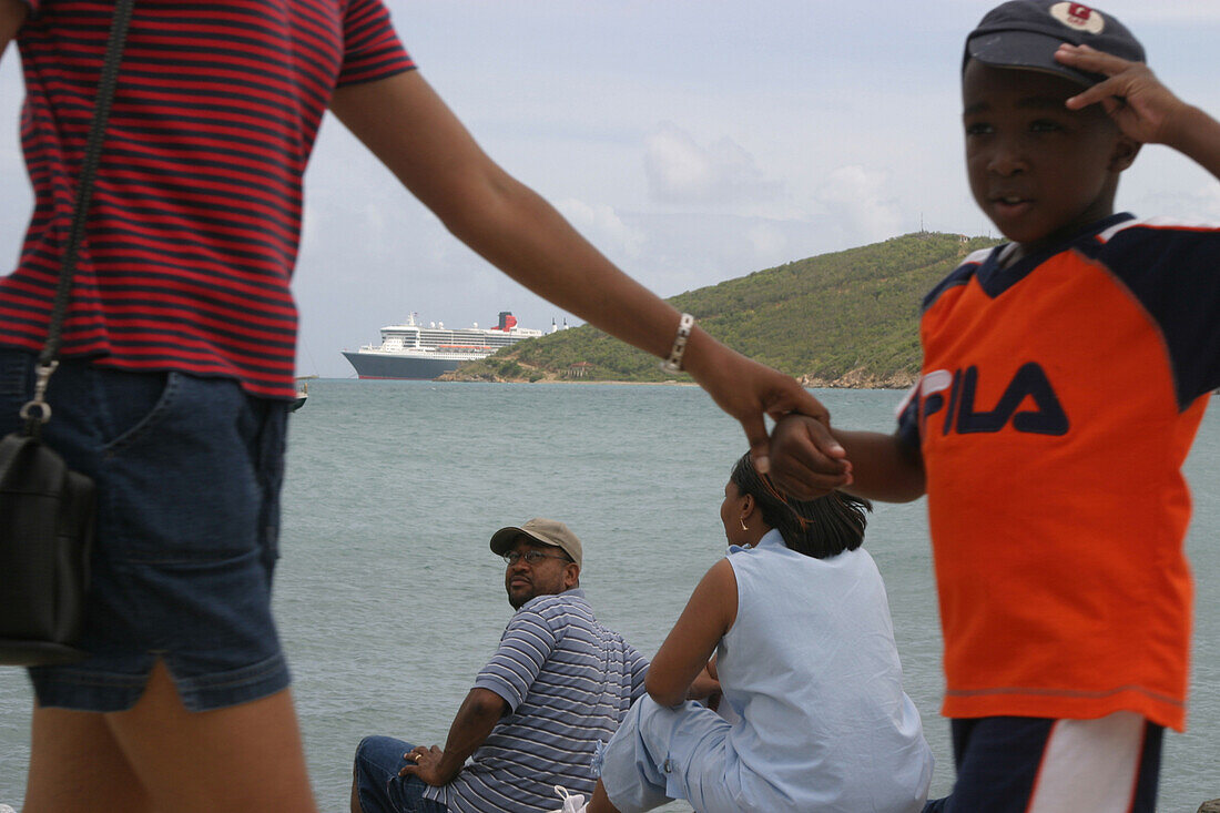 Queen Mary 2, Harbour Charlotte Amalie-St.Thomas, Queen Mary 2, QM2 QM2 ankert vor dem Hafen von Charlotte Amalie auf St.Thomas.