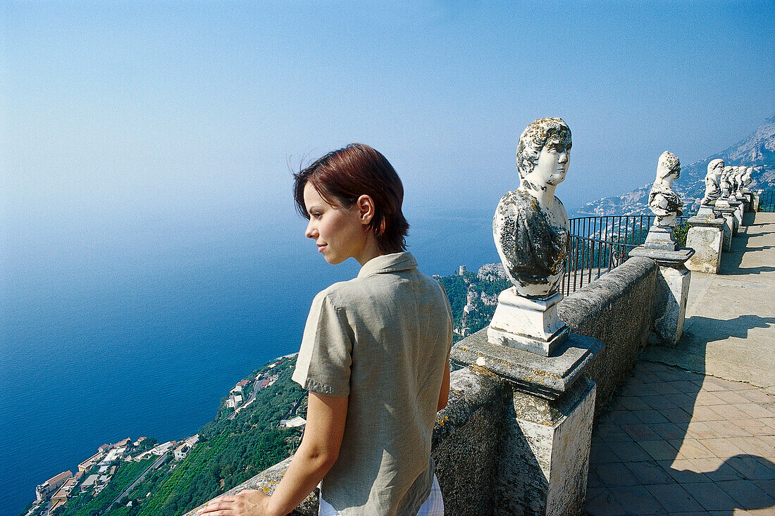 Junge Frau blickt von der Terrasse der Villa Cimbrone aufs Meer, Ravello, Amalfitana Campania, Italien, Europa