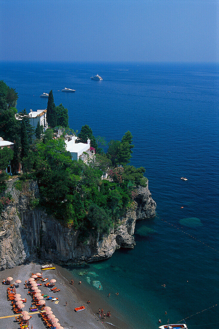 Badestrand in einer Bucht im Sonnenlicht, Amalfitana, Campania, Italien, Europa