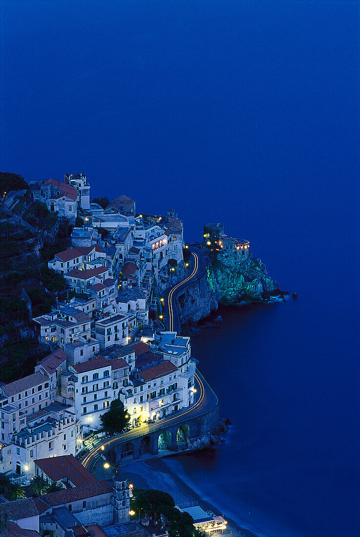 Stadt an der Küste am Abend, Amalfi, Amalfitana, Campania, Italien, Europa