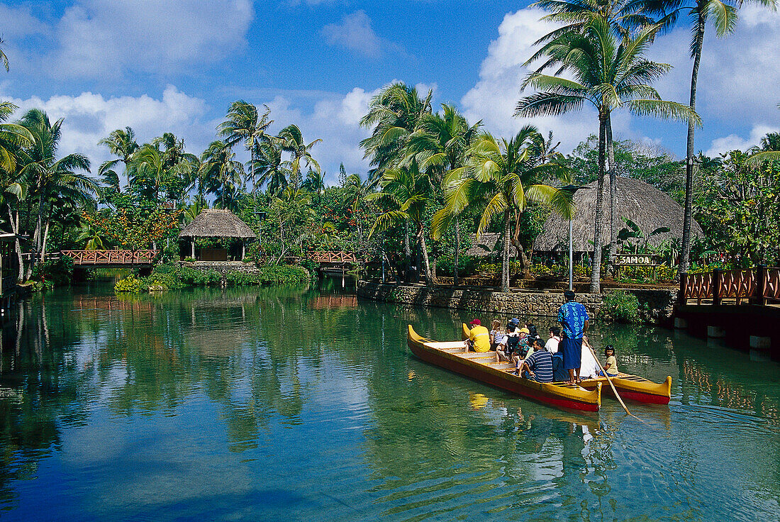 Menschen in einem traditionellen Boot vor dem polynesischen Kulturzentrum, Laie, Oahu, Hawaii, USA, Amerika