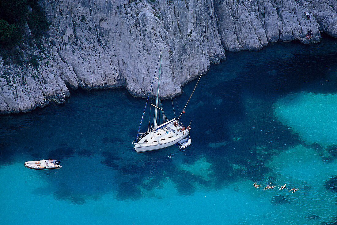 Boote in Bucht bei Calanque d'en-Vau, Cassis, Provence, Frankreich