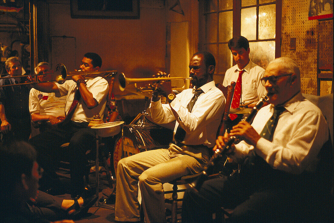 Jazzband, Musiker spielen auf Blasinstrumenten, Preservation Hall, Französisches Viertel, New Orleans, Louisiana, USA, Amerika