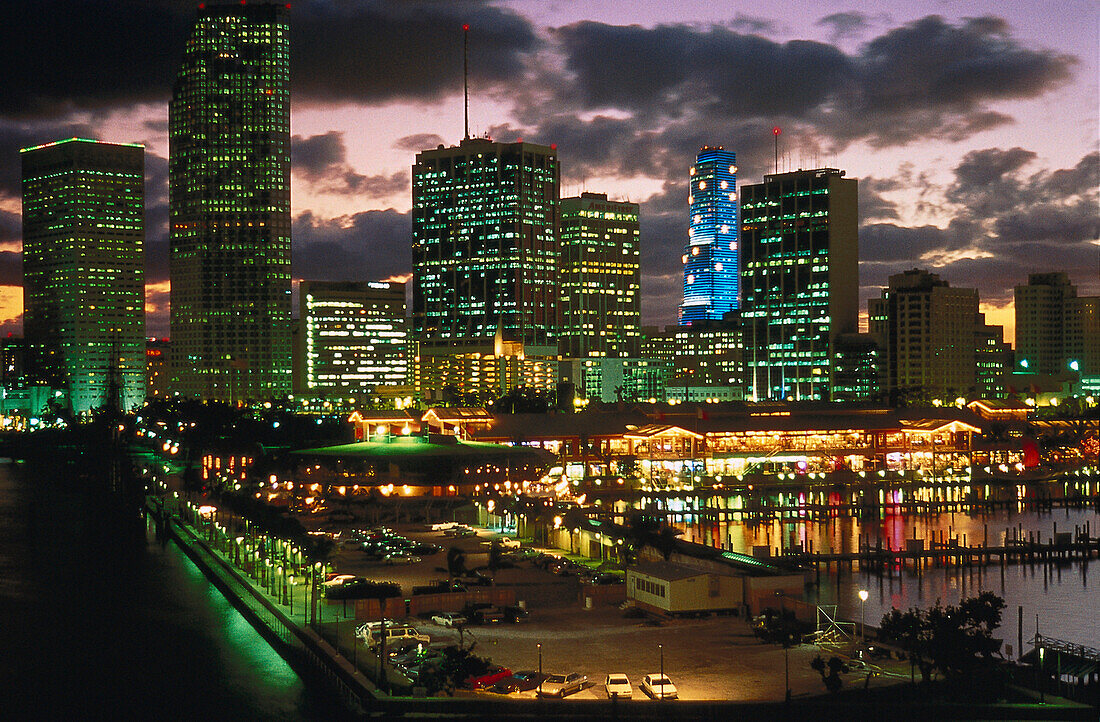 Skyline unter Wolkenhimmel bei Nacht, Miami, Florida, USA, Amerika