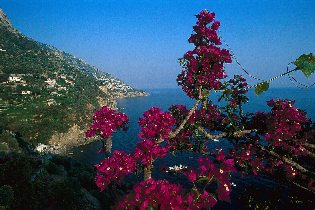 Blick auf Küstenlandschaft unter blauem Himmel, Praiano, Amalfitana, Campania, Italien, Europa