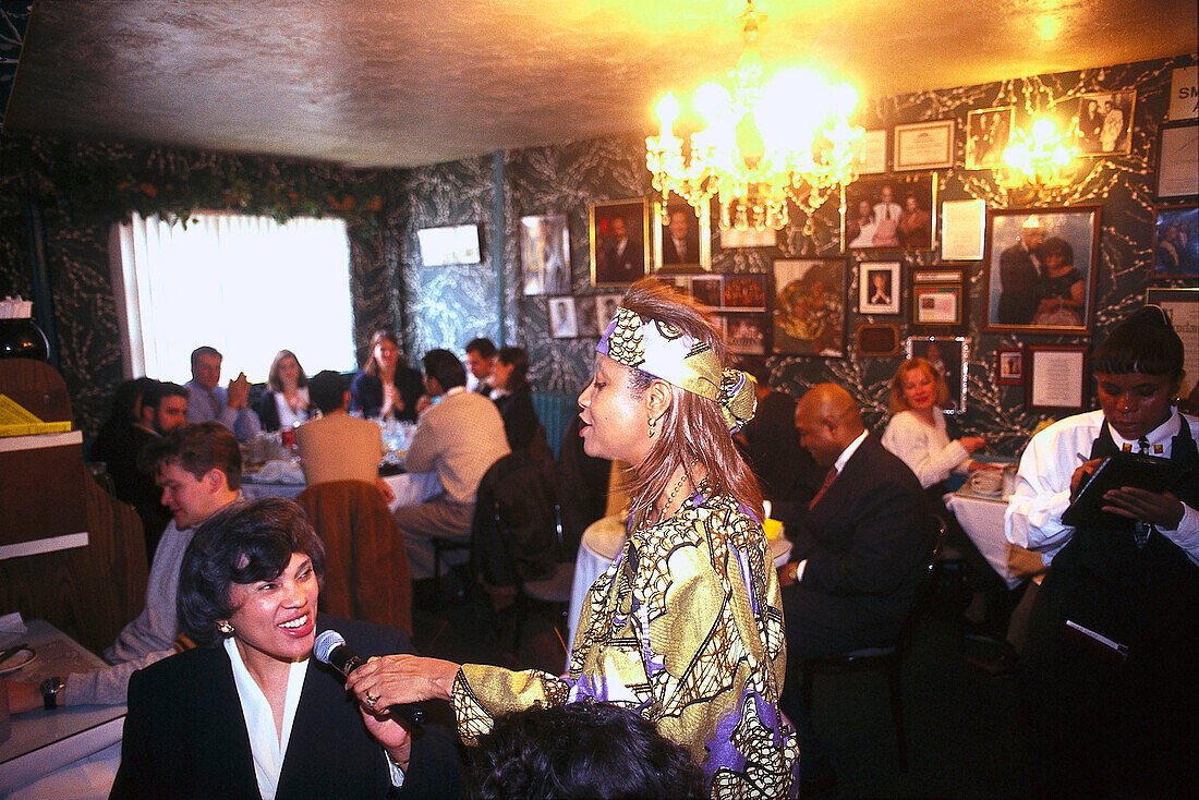 Sängerin und Gäste in Sylvia' s Café, Harlem, New York, USA, Amerika