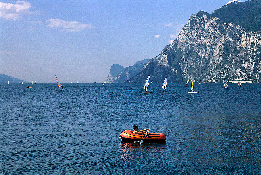 Kind in einem Gummiboot auf einem See, Torbole, Gardasee, Trentino, Italien, Europa