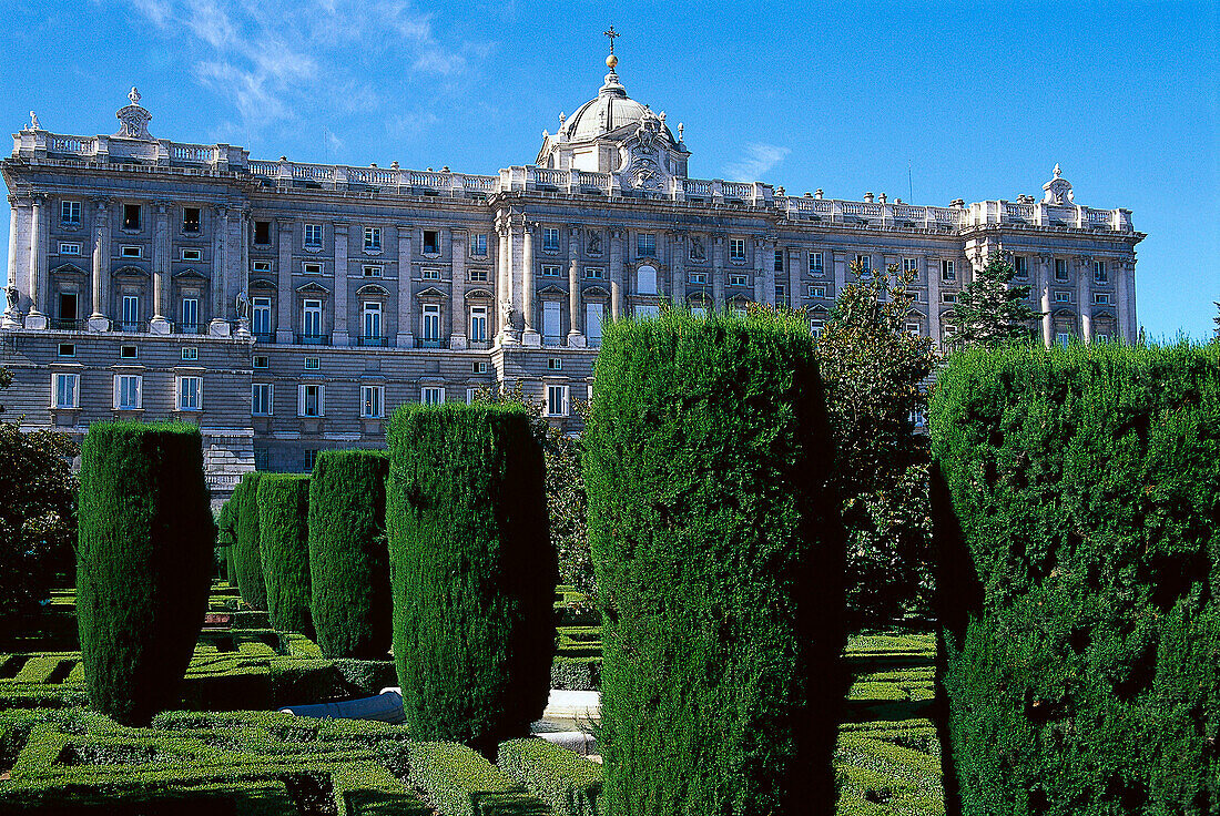 Gepflegter Park im Sonnenlicht vor dem Palacio Real, Jardines de Sabatini, Madrid, Spanien, Europa
