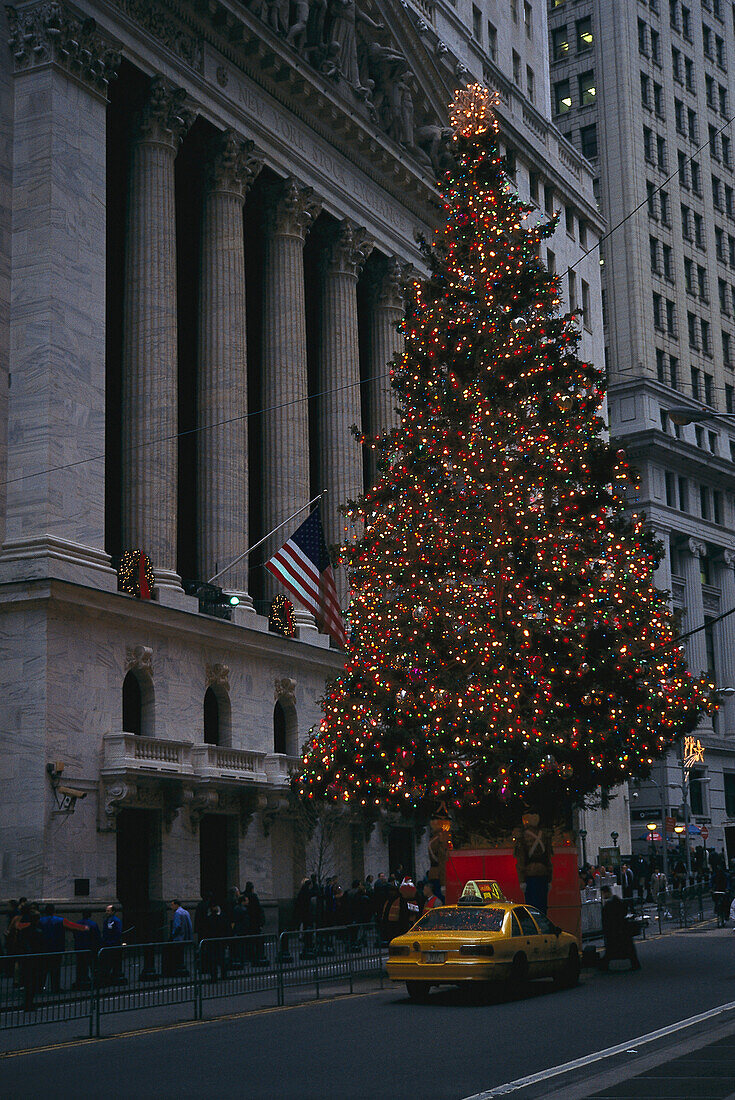 Christmas tree, Stock Exchange, Wall Str., Financial District Manhattan, New York, USA