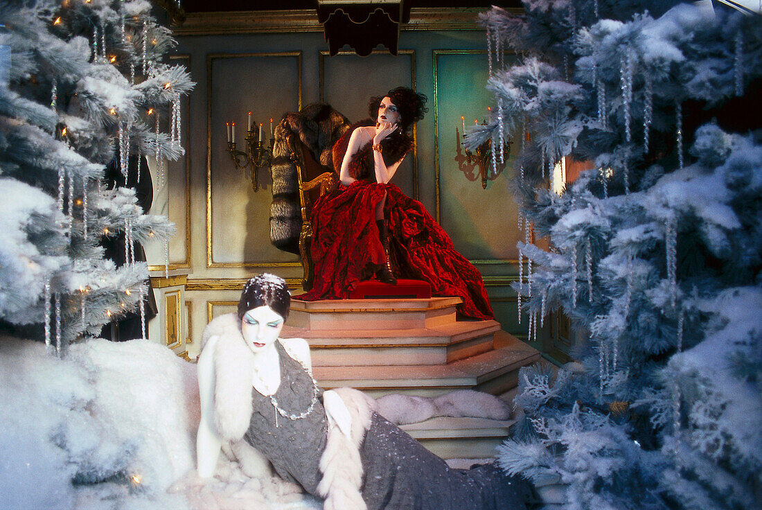 Schaufensterpuppen zwischen weihnachtlicher Dekoration, Saks, Fifth Avenue, Manhattan, New York, USA, Amerika