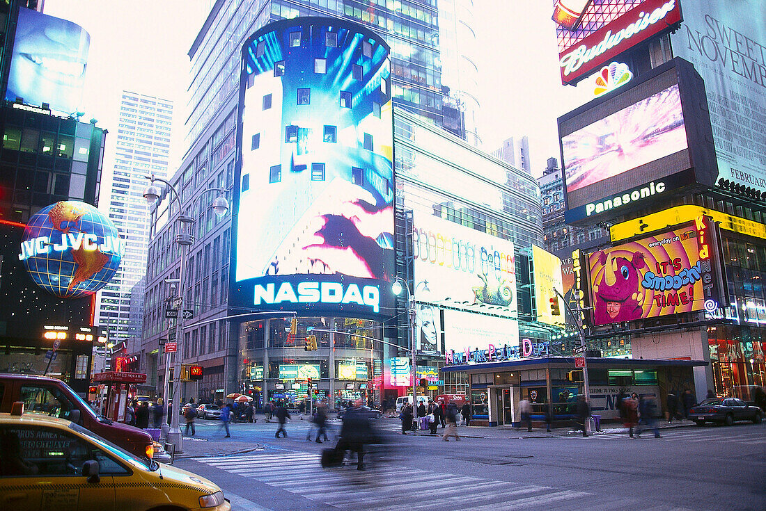 Menschen überqueren eine Strasse, Times Square, Manhattan, New York City, USA, Amerika