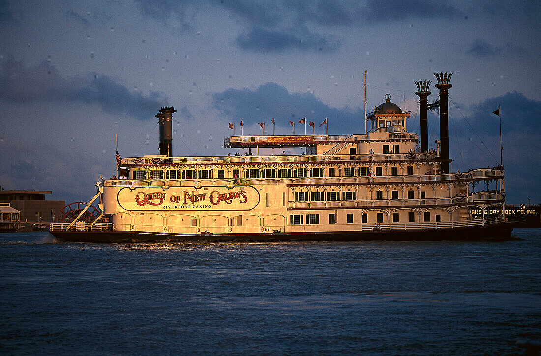 Paddle wheel steamer on the Mississippi river in the light of the evening sun, New Orleans, Louisiana, USA, America