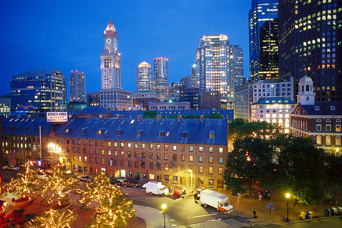 Beleuchtete Skyline am Abend, Financial District, Quincy Market, Boston, Massachusetts, USA, Amerika