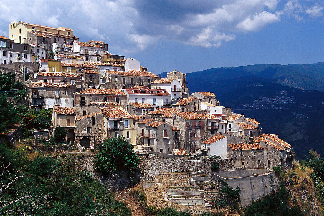 Das Dorf Sellia unter Wolkenhimmel, Kalabrien, Italien, Europa