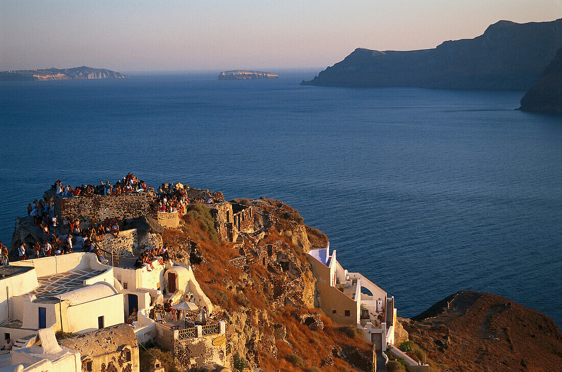 Touristen betrachten den Sonnenuntergang, Kastro, Oia, Santorin, Kykladen, Griechenland, Europa