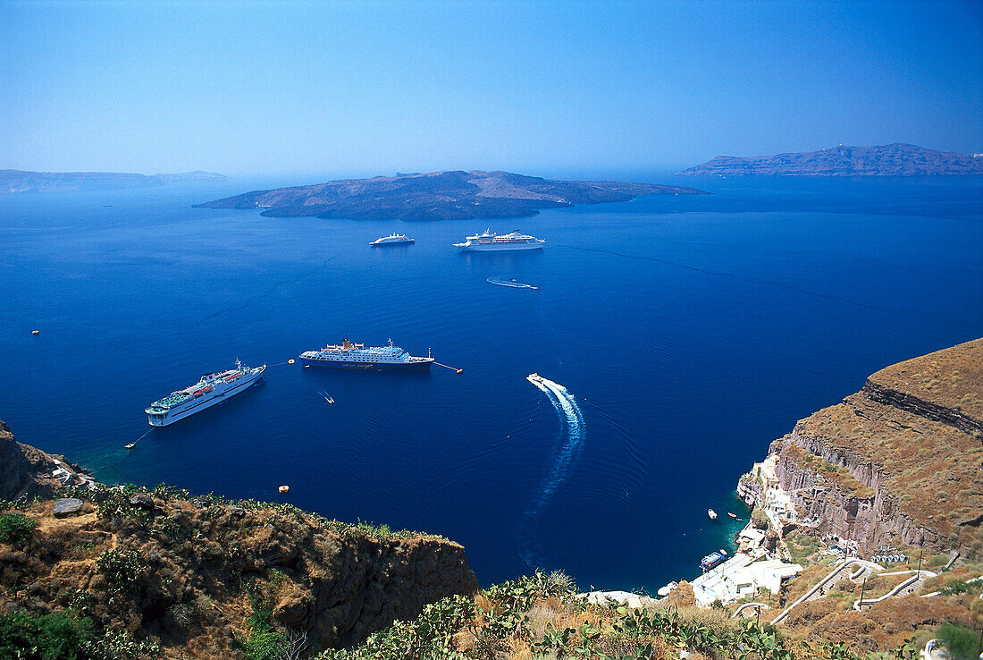 Blick von oben auf Schiffe und Inseln, Fira, Santorin, Kykladen, Griechenland, Europa