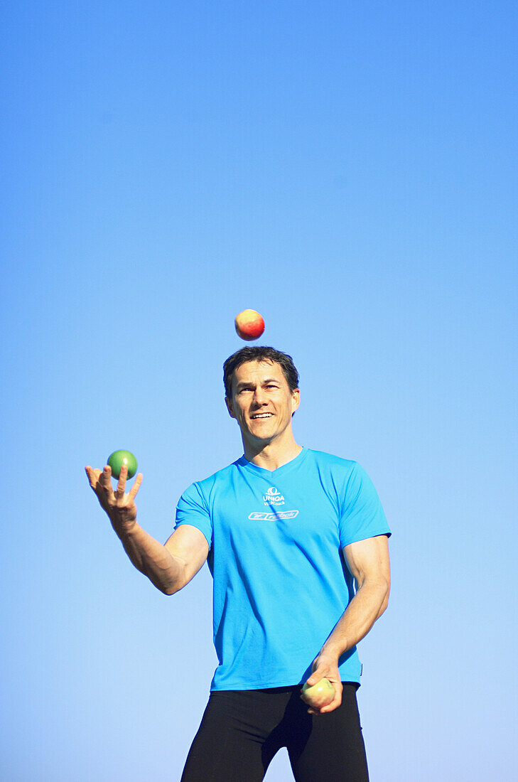 Man juggeling apples, people juggeling