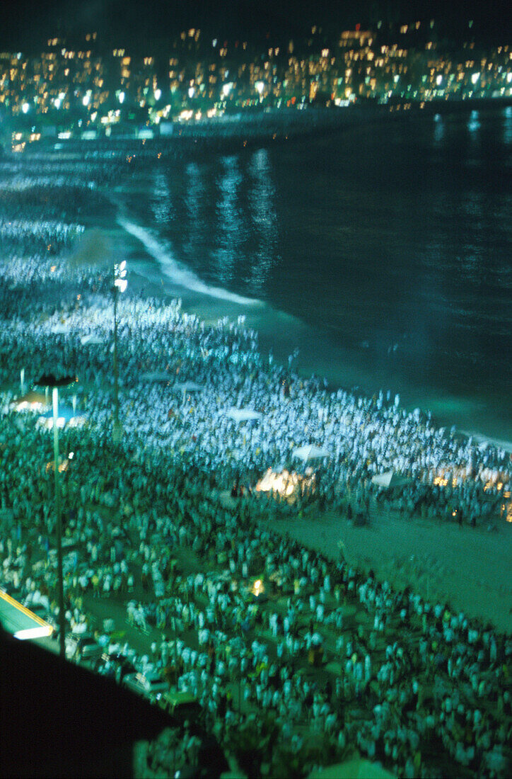 Silvester, 1, 5 Mio Menschen in weiss , am Strand, Rio, Brasilien O3 release on application