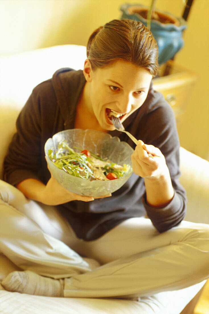 Frau beim Salat Essen