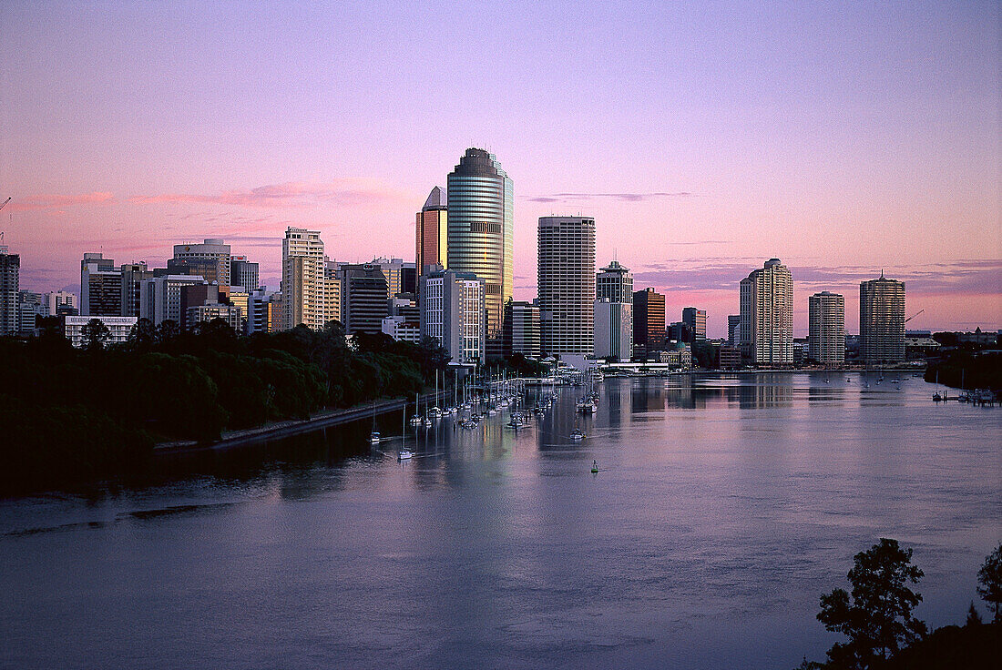 Skyline bei Sonnenuntergang, Brisbane, Queensland, Australien