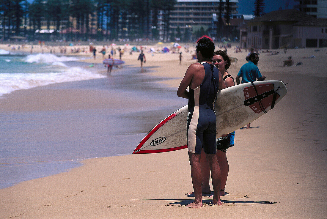 Surfer am Strand, Manly Beach, NSW Australien