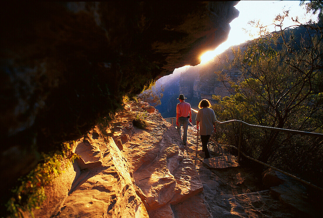 Zwei Wanderer beim Abstieg zu den Wentworth Falls, Blue Mountains, New South Wales, Australien
