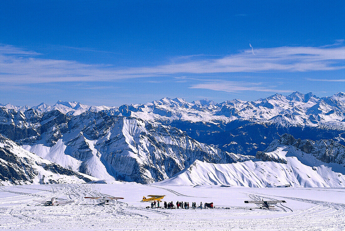 Hubschrauber und Flugzeug am Diablerets Gletscher, Skigebiet Gstaad, Berner Oberland, Schweiz