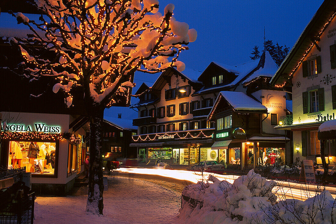 Gstaad bei Nacht mit Winterbeleuchtung, Skigebiet Gstaad, Berner Overland, Schweiz
