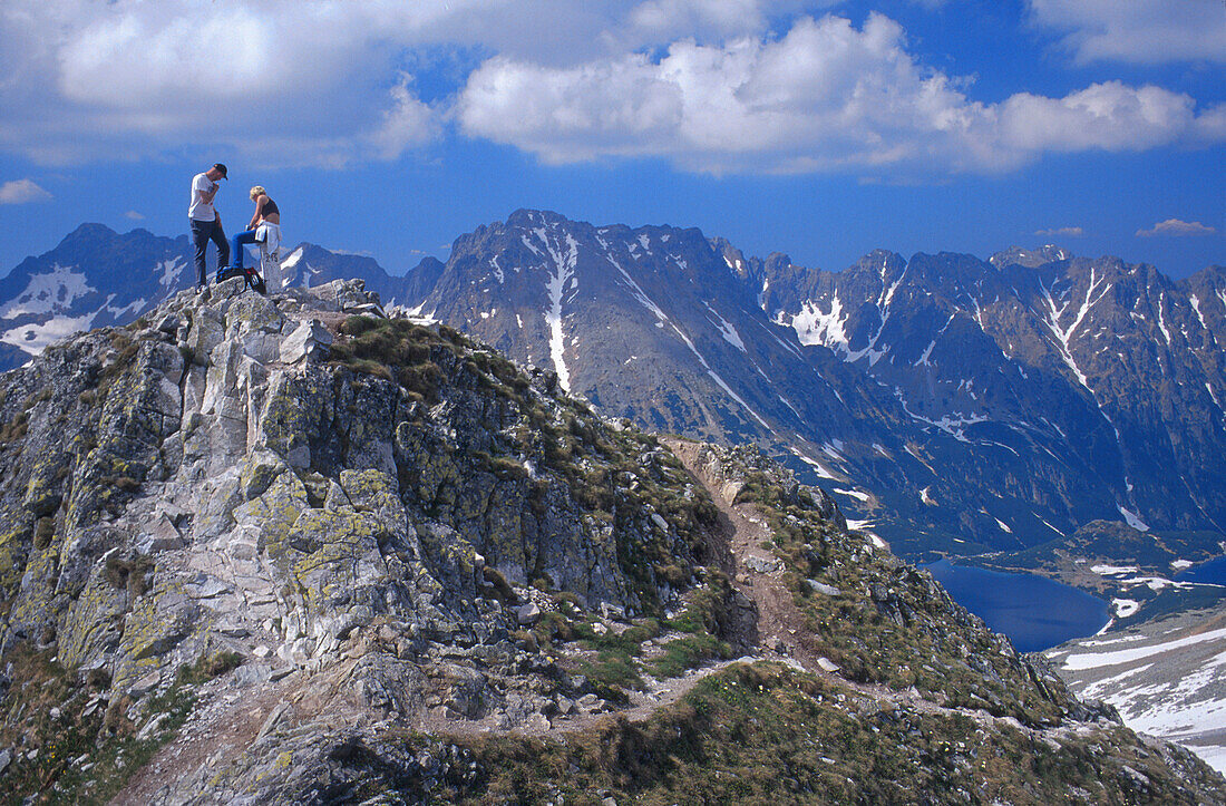 Zwei Wanderer auf dem Gipfel des Szpiglasowy, Hohes Tatra Gebirge, Polen