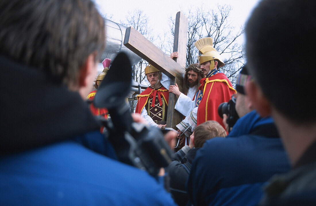 Jesus Christus, gespielt von einem Priester, trägt das Kreuz, die Passion Christi, Kalwaria Zebrzydowska, Krakau, Polen