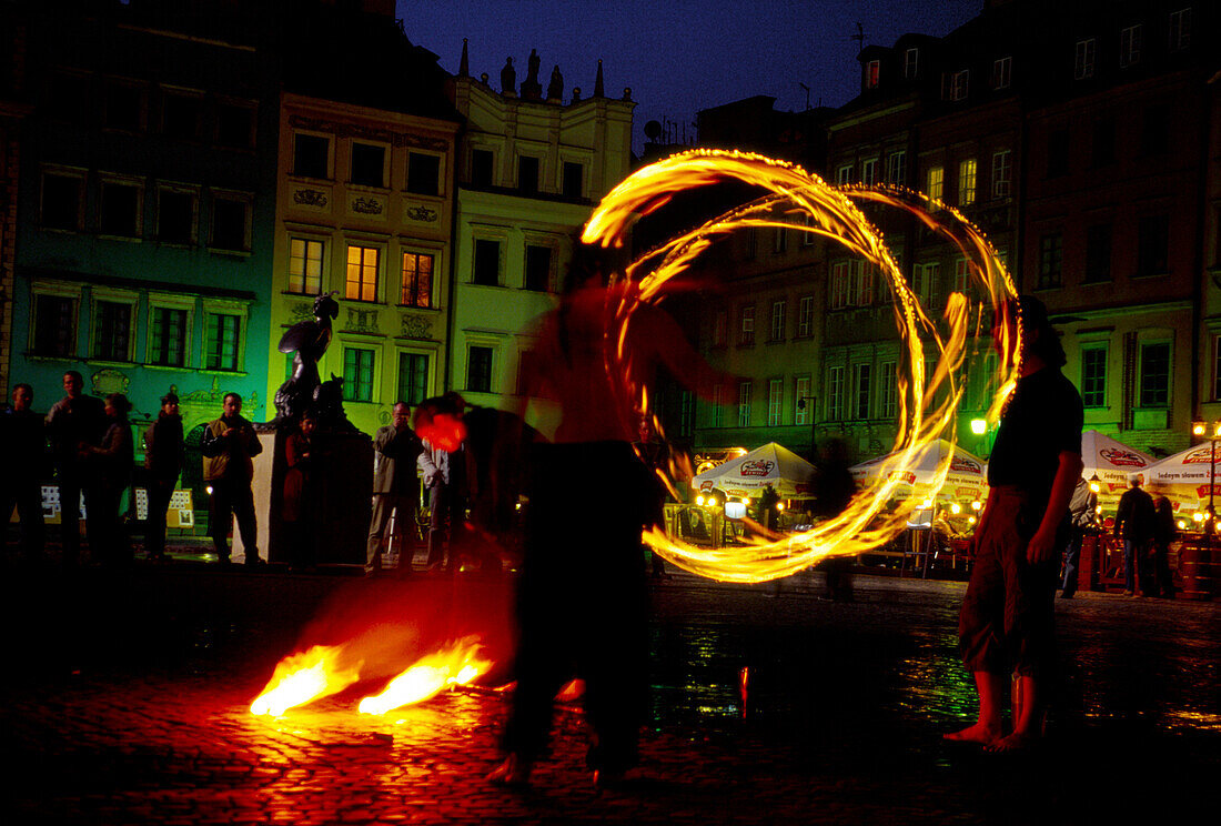 Straßenkunst mit Feuer, Alter Marktplatz, Warschau, Polen