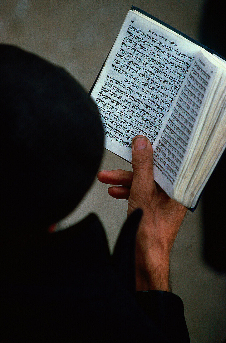 Mann liest im Gebetbuch, Israel