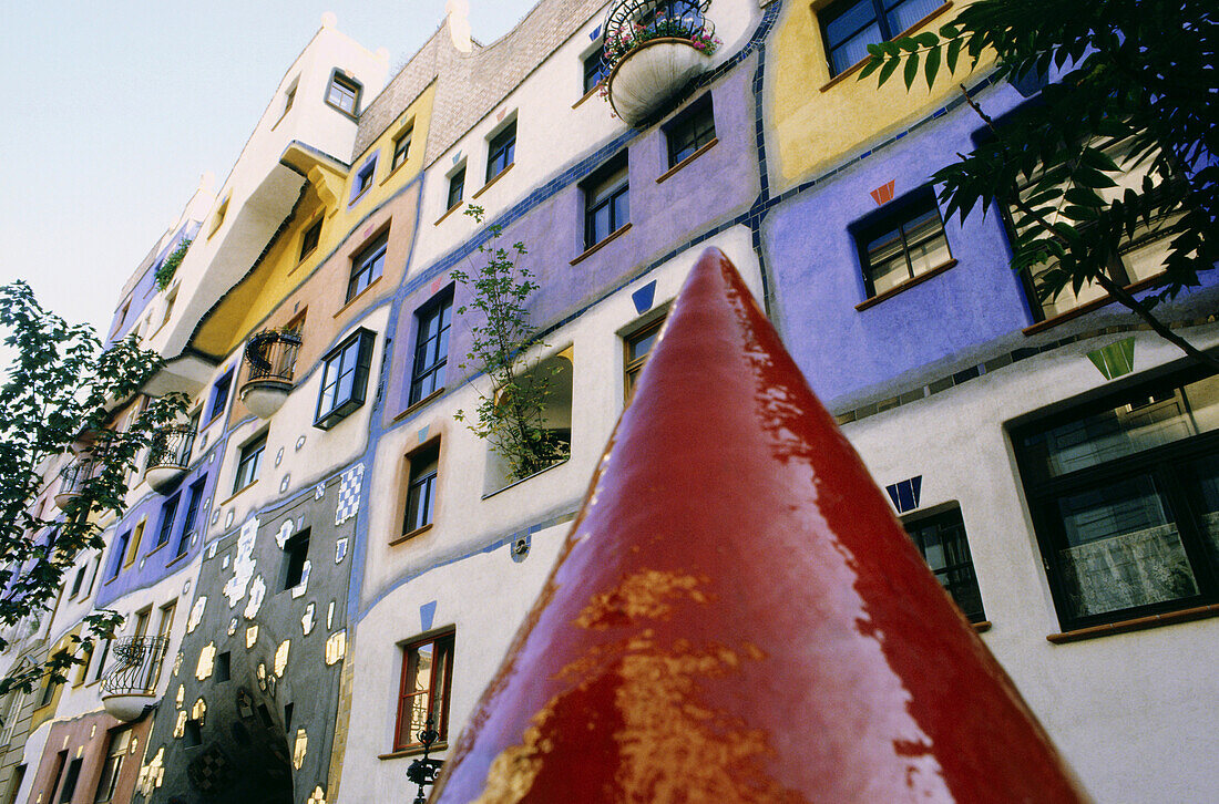Blick auf die bunte Fassade des Hundertwasserhauses, Wien, Österreich