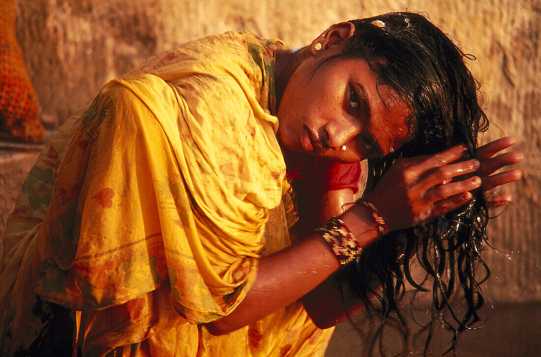 Girl-Shampooing, Rajasthan India