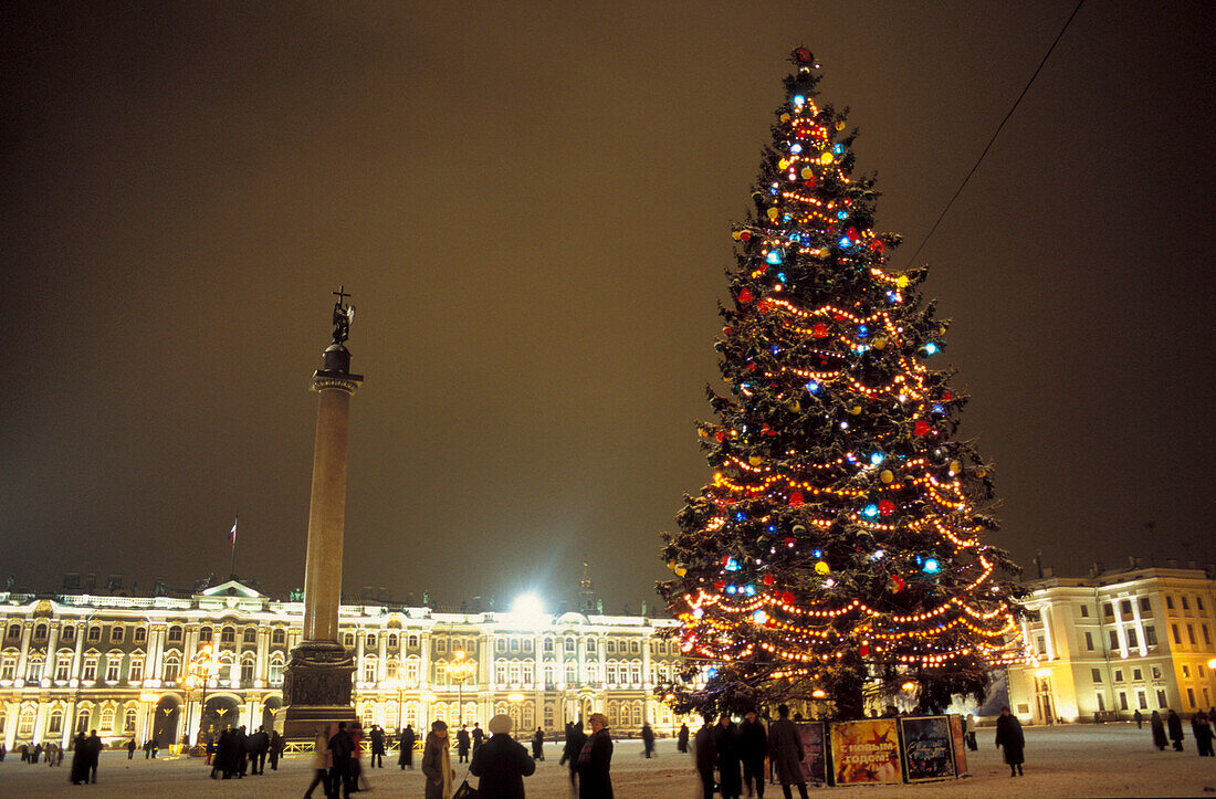 Beleuchteter Weihnachtsbaum am Dwortsowaja Platz, St. Petersburg, Russland