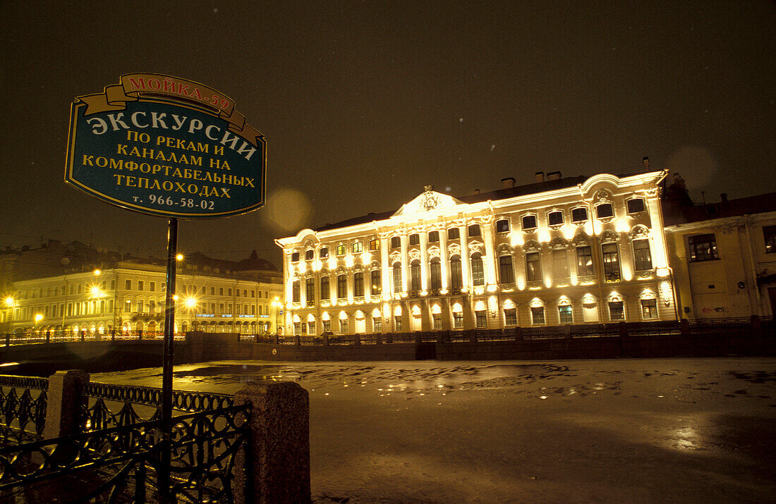 Beleuchtetes Gebäude am zugefrorenen Griboyedova Kanal bei Nacht, St. Petersburg, Russland