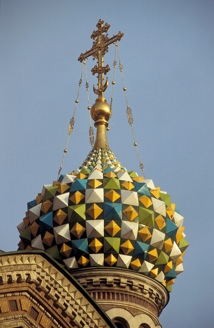 Reich dekorierter Zwiebelturm der Auferstehungskirche, St. Petersburg, Russland