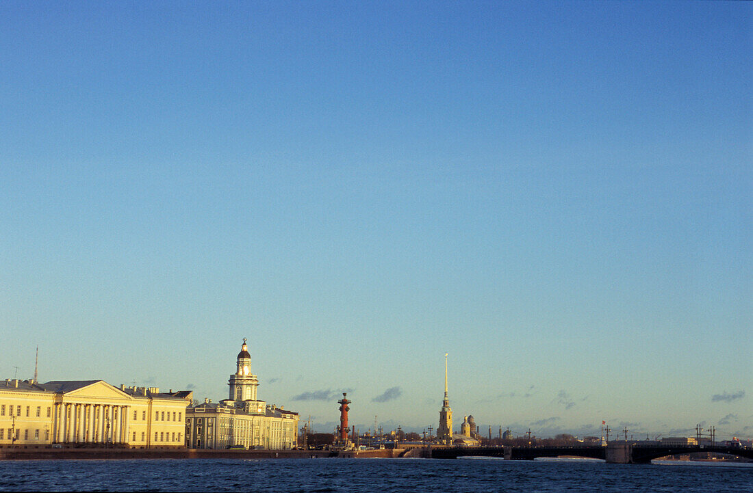Blick auf Dworzovwy Brücke und Vassikewski Insel, St. Petersburg, Russland