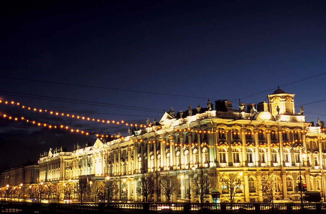 Die beleuchtete Eremitage bei Nacht, St. Petersburg, Russland, Europa
