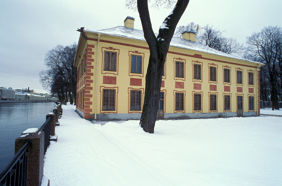 Verschneites Haus am Fluss, St. Petersburg, Russland