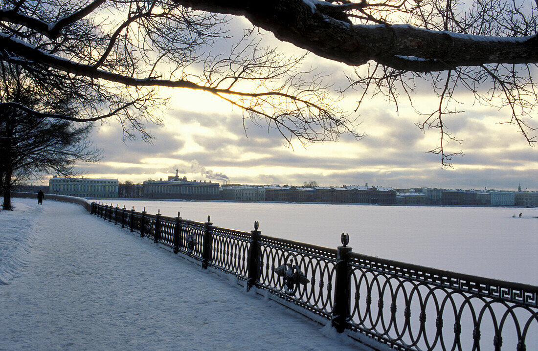 Verschneite Promenade am Fluss Newa, Petrograder Seite, St. Petersburg, Russland